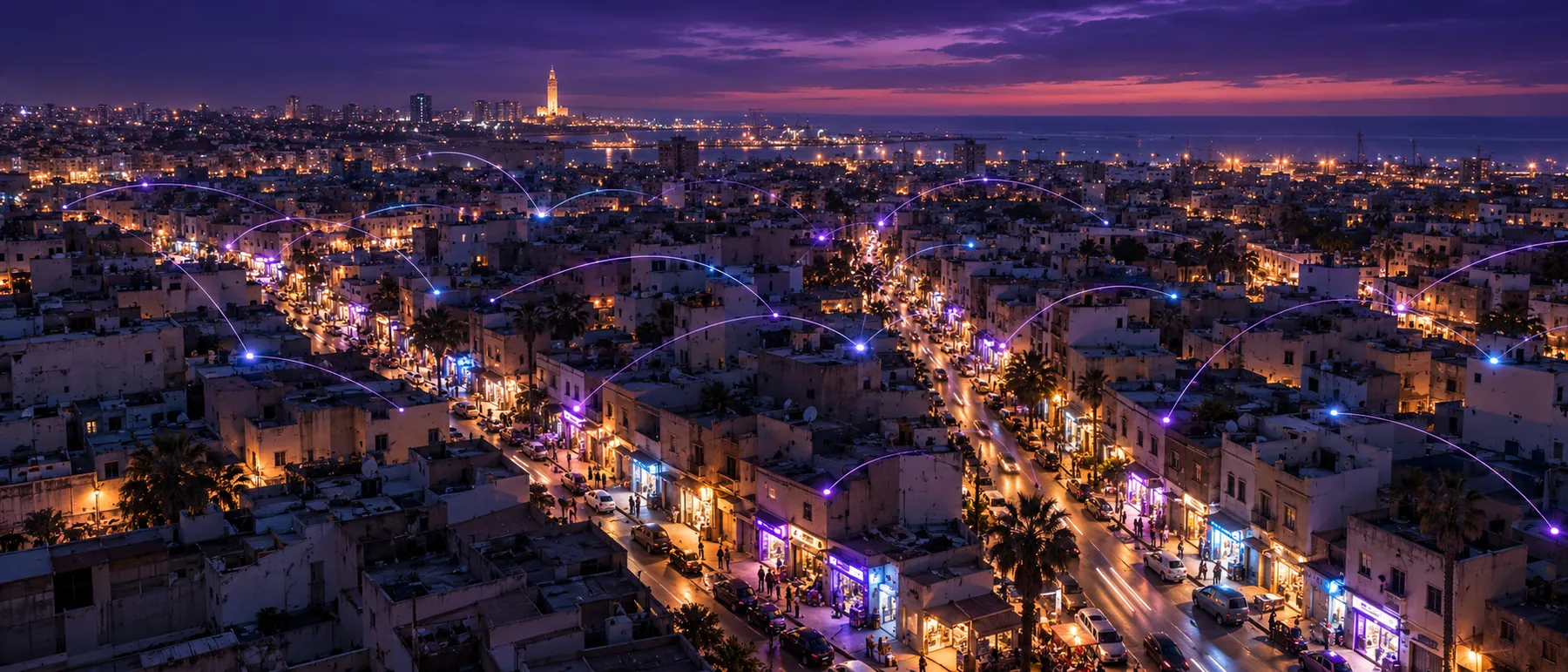 Vue nocturne d'une ville marocaine et de ses commerces connectés